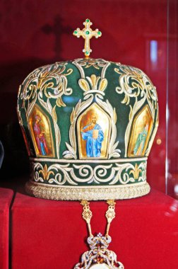 Simgeler ve altın, gümüş ve değerli taşlarla kaplanmış bir haç ile süslenmiş rahibin başlığı