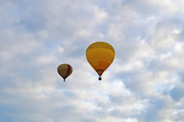 Sarı Bir Balon Bir Yaz Gününde Beyaz Bulutlarla Mavi Gökyüzünde — Stok fotoğraf