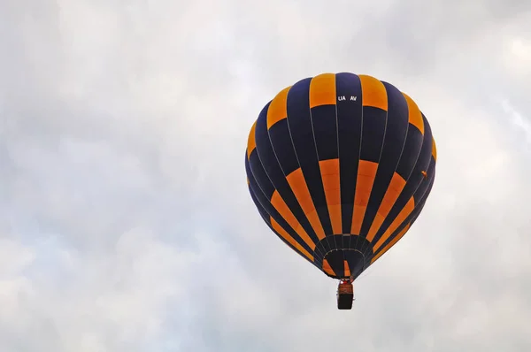 Повітряні Кульки Синьо Жовтого Кольору Піднімаються Небо Над Зеленим Лугом — стокове фото