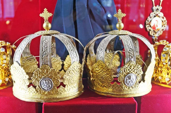 Corona Real Hecha Oro Decorada Con Piedras Preciosas Multicolores Encuentra — Foto de Stock