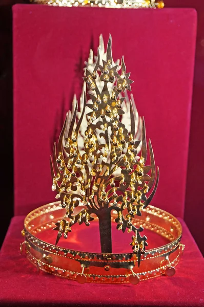 Coroa Real Feita Ouro Decorada Com Pedras Preciosas Multicoloridas Fica — Fotografia de Stock