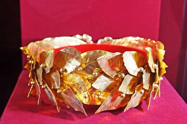 Coroa Real Feita Ouro Decorada Com Pedras Preciosas Multicoloridas Fica — Fotografia de Stock