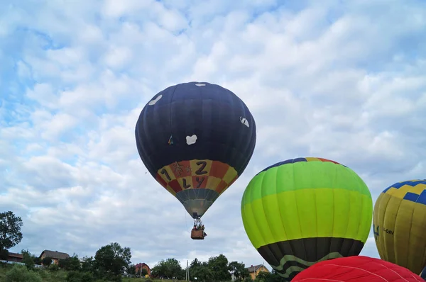 Ballonger Blått Och Gult Färgar Stiger Skyen Över Grön Äng — Stockfoto