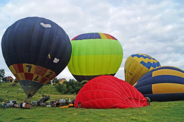 Luftballons Aus Roten Blauen Gelben Hellgrünen Und Orangen Steigen Auf — Stockfoto