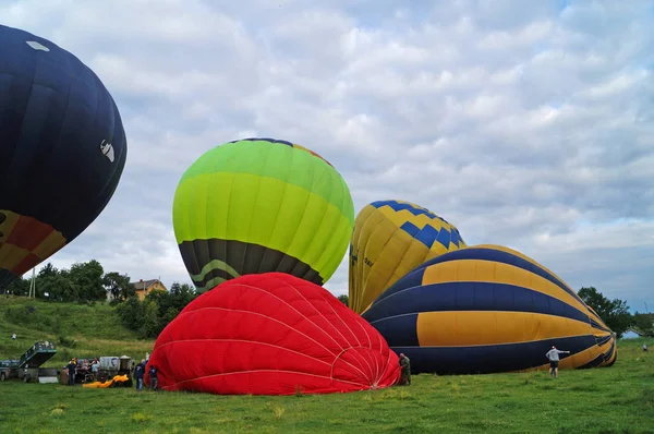 Balony Czerwonego Niebieskiego Żółtego Jasnozielonego Pomarańczowego Napompowania Przed Wspinaniem Się — Zdjęcie stockowe