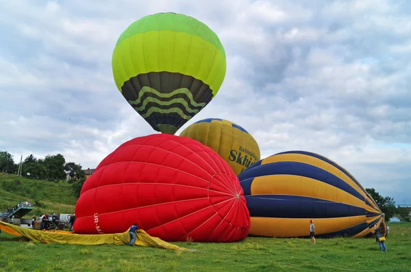 Balões Vermelho Azul Amarelo Verde Claro Laranja Inflar Antes Subir — Fotografia de Stock