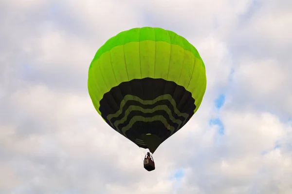 Ballong Blå Och Ljusgrön Färg Stiger Himlen Med Vita Moln — Stockfoto