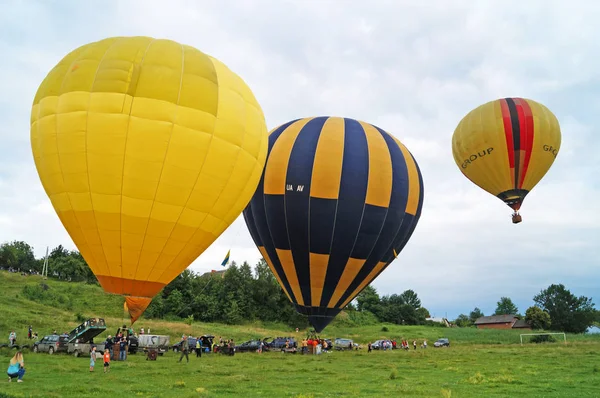 Ballonger Gult Blått Vitt Uppblåsta Innan Flyger Grön Glänt Sommardag — Stockfoto