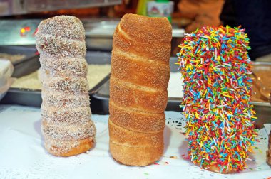 Noel pişmiş kokulu çörekler şekerler, şekerlenmiş meyve ve çikolata ile şenlikli fuarda tezgahın üzerine serpilir