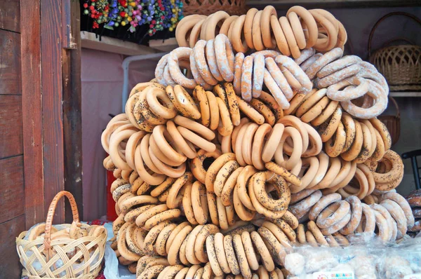 Karamel ve haşhaş tohumu ile kaplı paketlenmiş simit Noel pazarında tezgahta asılı