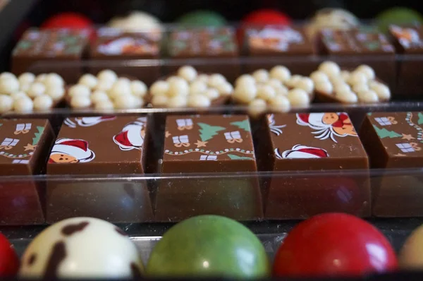 箱の中に多色の釉薬を持つお祝いの新年のチョコレート — ストック写真
