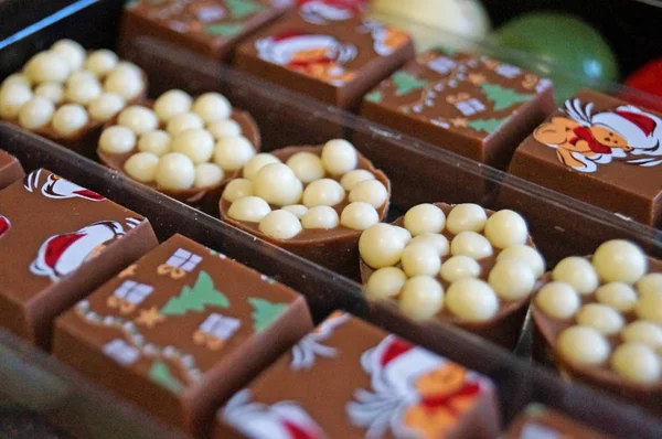 箱の中に多色の釉薬を持つお祝いの新年のチョコレート — ストック写真
