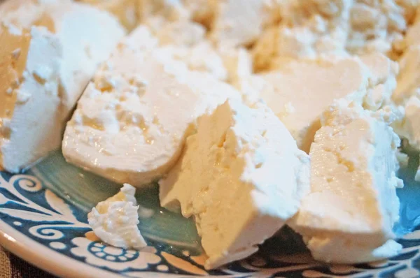 Formaggio Pecora Fatto Casa Affettato Piatto Decorativo Blu Con Bel — Foto Stock