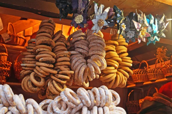 Bagels Empacotados Cobertos Com Sementes Caramelo Papoula Pendurados Balcão Mercado — Fotografia de Stock