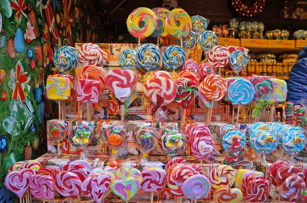Noel pazarında farklı renk, tat ve şekiller Noel lolipop