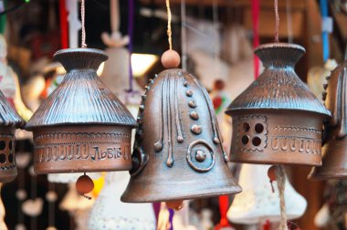 Festival fuarında çan ve melek şeklinde seramikten yapılmış Noel ağacı süslemeleri