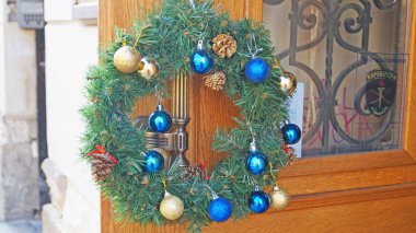 Şenlik fuarında bir kış gününde renkli Noel topları ile süslenmiş köknar dalları Noel çelenk