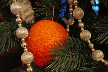 Noel topları sarı, kırmızı, beyaz, mavi, altın, mavi güneşli güneşli bir kış gününde bir Noel ağacı dalı asılı