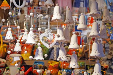 Festival fuarında çan ve melek şeklinde seramikten yapılmış Noel ağacı süslemeleri