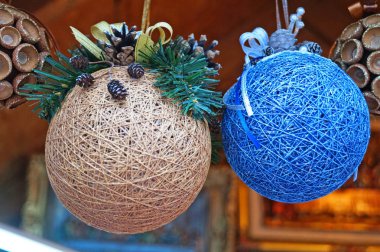 Noel ağacı süslemeleri cam, ahşap ve farklı şekil ve renklerde kumaştan yapılmış şenlikli fuarda tezgahın üzerinde