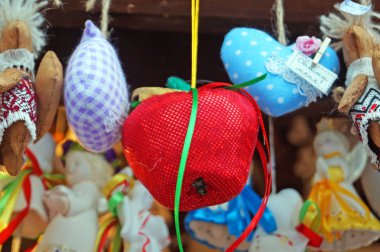 Noel ağacı süslemeleri cam, ahşap ve farklı şekil ve renklerde kumaştan yapılmış şenlikli fuarda tezgahın üzerinde