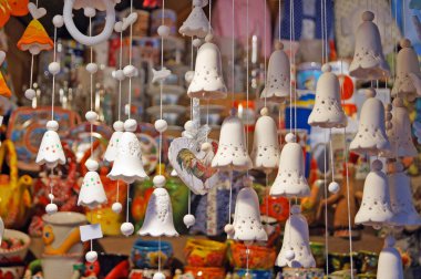 Festival fuarında çan ve melek şeklinde seramikten yapılmış Noel ağacı süslemeleri