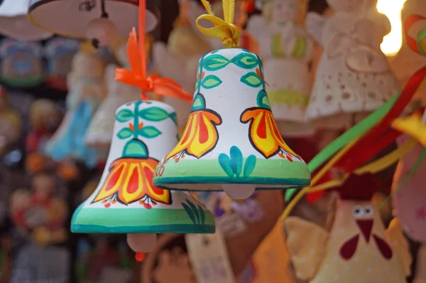 Festival fuarında çan ve melek şeklinde seramikten yapılmış Noel ağacı süslemeleri