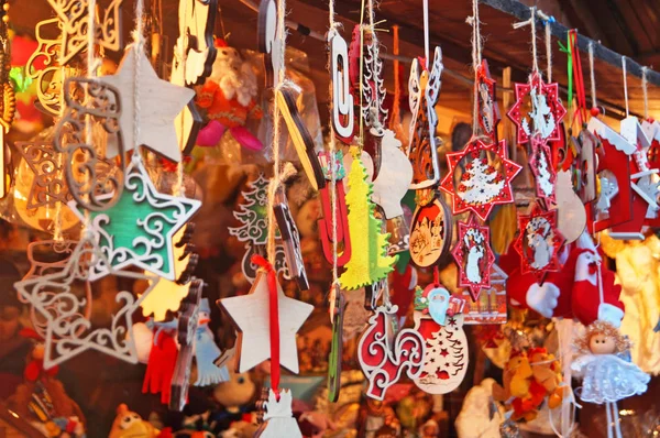 Decoraciones Madera Del Árbol Navidad Colgando Mostrador Una Feria Festiva —  Fotos de Stock