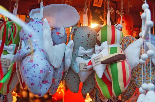Tkaniny Keramické Hračky Různých Tvarů Barev Jsou Pultě Vánočním Trhu — Stock fotografie