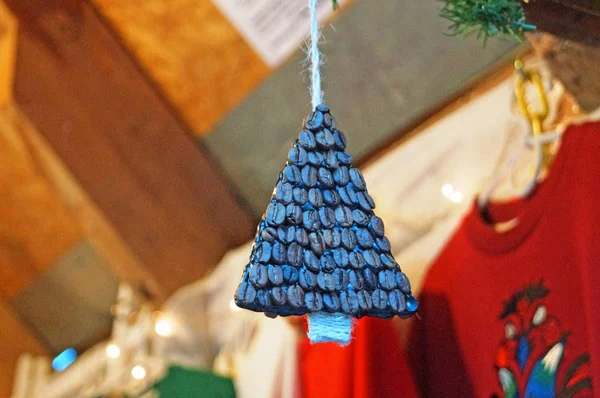 Noel ağacı süslemeleri cam, ahşap ve farklı şekil ve renklerde kumaştan yapılmış şenlikli fuarda tezgahın üzerinde