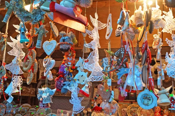 Dekorace Vánočních Stromku Skla Dřeva Tkanin Různých Tvarů Barev Pultu — Stock fotografie