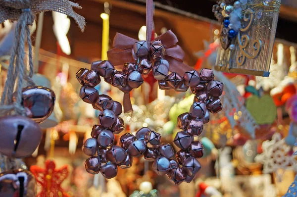 Noel ağacı süslemeleri cam, ahşap ve farklı şekil ve renklerde kumaştan yapılmış şenlikli fuarda tezgahın üzerinde