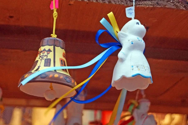 Decoraciones Del Árbol Navidad Cerámica Forma Campanas Ángeles Feria Festiva — Foto de Stock