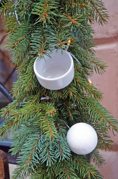 圣诞球黄色 蓝色挂在圣诞树树枝上 在阳光明媚的冬日 — 图库照片