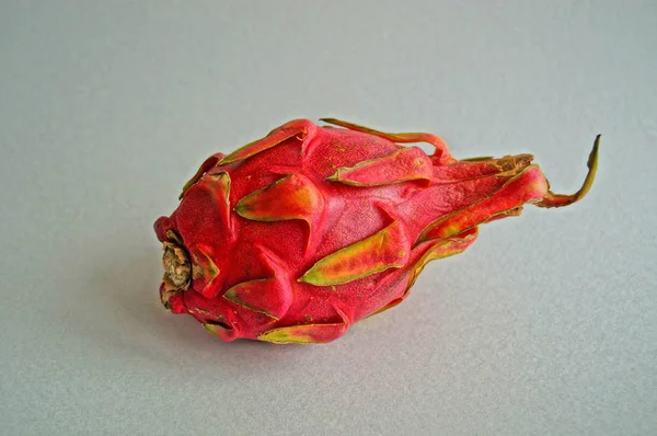 Hafif bir arka plan üzerinde siyah tohumlar ile pembe kabuğu ve sulu beyaz hamuru ile Ejderha meyve veya pitaya