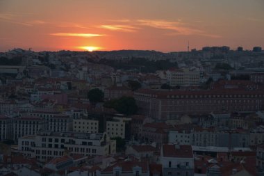 Günbatımı Lisboa lookouts birinden. Eski şehrin üzerinde güzel manzaralı sakin akşam.
