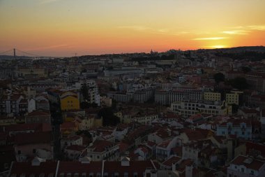 Günbatımı Lisboa lookouts birinden. Eski şehrin üzerinde güzel manzaralı sakin akşam.