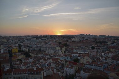 Günbatımı Lisboa lookouts birinden. Eski şehrin üzerinde güzel manzaralı sakin akşam.