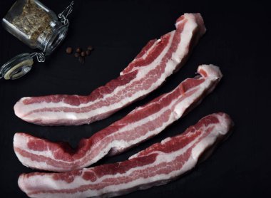 Taze Çiğ domuz yağı. Keto diyet ya da otoimmün protokolü için ideal gıda.