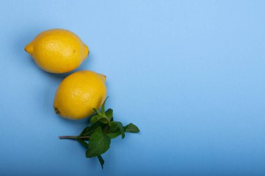 mavi zemin üzerine nane ile taze limon.