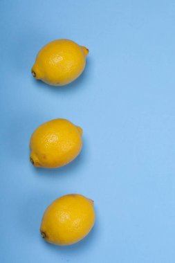 Mavi arka planda üç taze limon