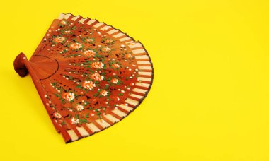 Parlak Sarı Arkaplanda Klasik İspanyol El Pervanesi. .
