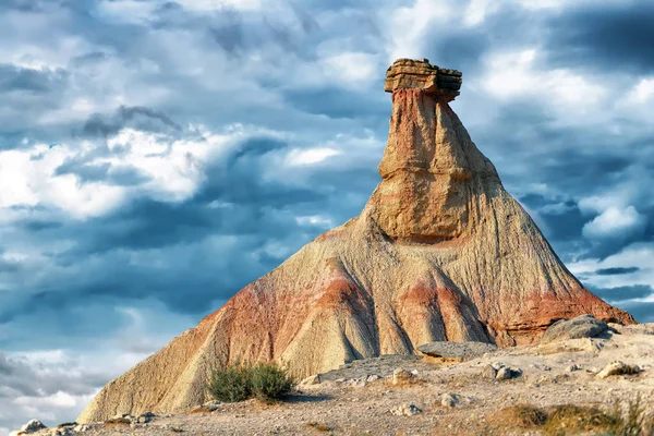 Sfenks ve çölde bir piramit taş gibi