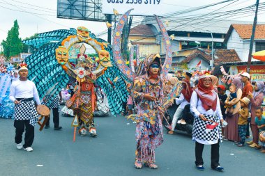 Endonezya 'nın bağımsızlık karnavalı moda kostümlerinin güzelliği. Elbiselerin güzel renkleri