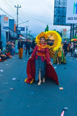 Endonezya 'nın bağımsızlık karnavalı moda kostümlerinin güzelliği. Elbiselerin güzel renkleri