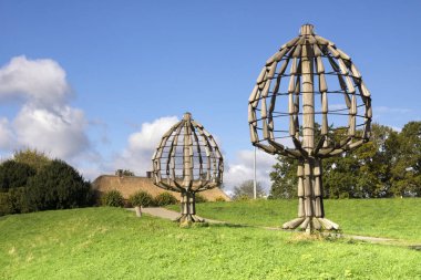 Gelderland il Batenburg yakınındaki Maas Nehri'nin lezbiyen boyunca bir ağaç şeklinde sanat