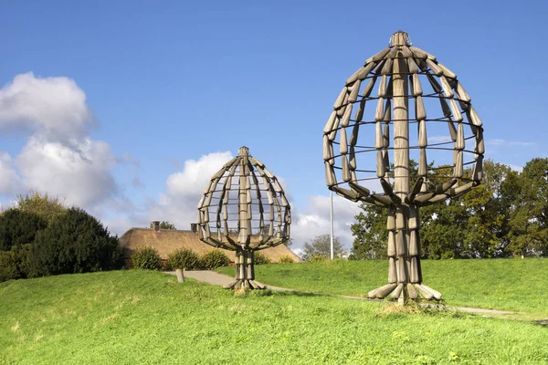 Gelderland il Batenburg yakınındaki Maas Nehri'nin lezbiyen boyunca bir ağaç şeklinde sanat