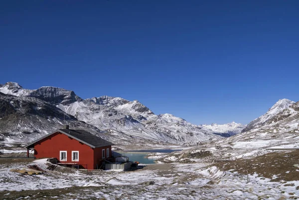 Kırmızı boyalı evi