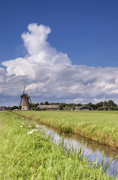 Heavy clouds near Oud-Alblas — Stockfoto