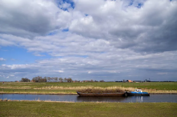 Boat on the river Linde — Stock Photo, Image